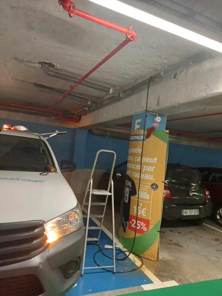 Curage curatif de canalisation en parking souterrain avec véhicule hydrocureur haute pression dans l’Ain et le Rhône